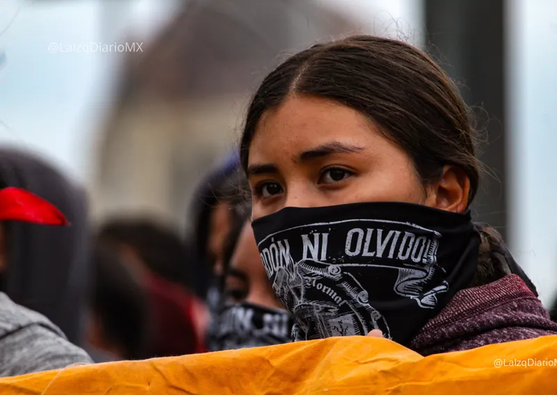 Joven con paliacate negro: "ni perdón ni olvido"