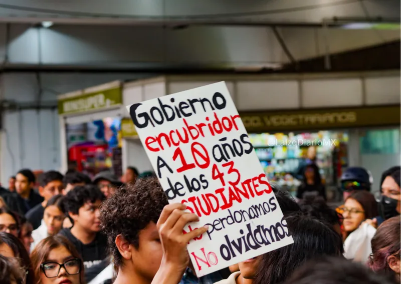 Cartel "Gobierno encubridor, a 10 años de los 43"