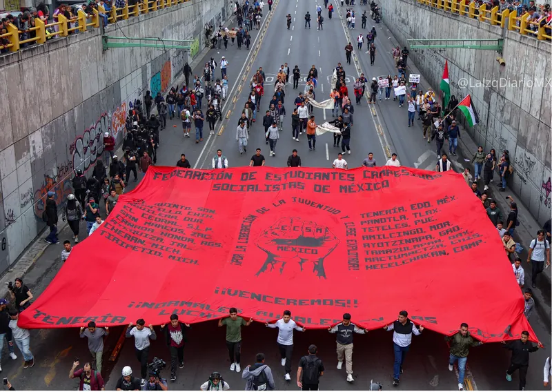 Manta de la Federación de Estudiantes Campesinos Socialistas en un paso a desnivel