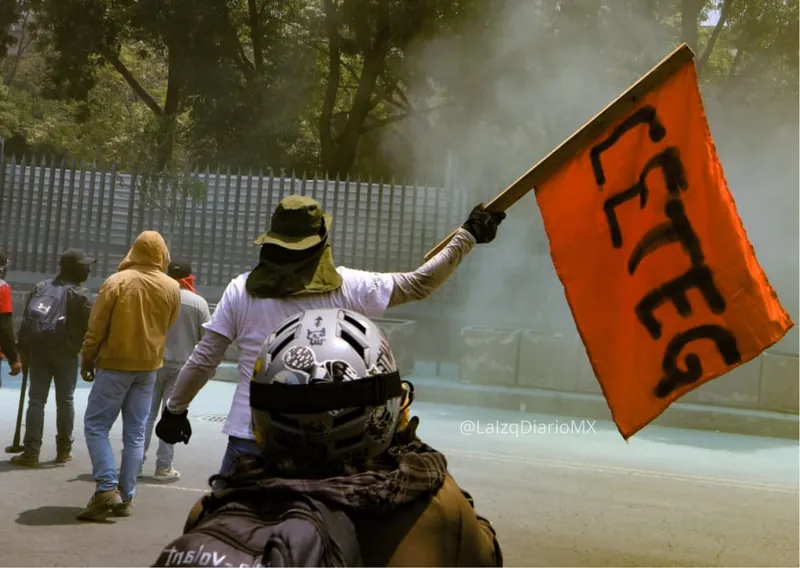 Bandera de la CETEG entre gas lacrimógeno