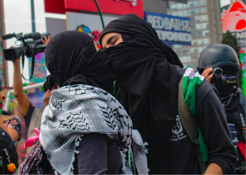 Manifestantes con el rostro cubierto y kufiyas